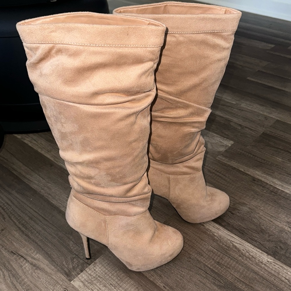 Beige heeled boots. Faux suede.